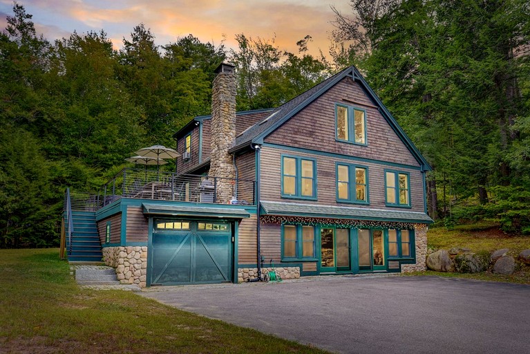 Luxury Mountain Retreat with Hot Tub near Story Land in Bartlett, NH
