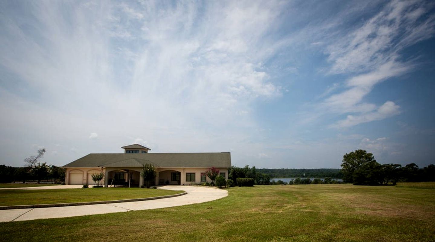 Extraordinary Lodge Perfect for Events near Lumberton, Mississippi