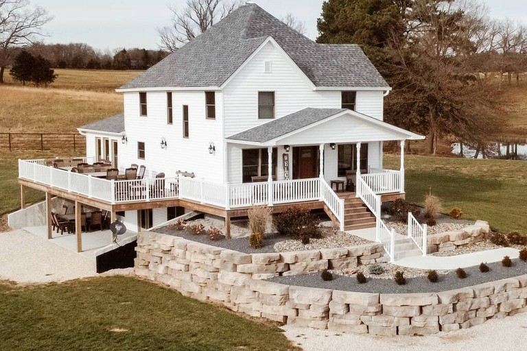 Beautiful and Spatious Vacation Rental with 6 Bedrooms near Owensville, Missouri