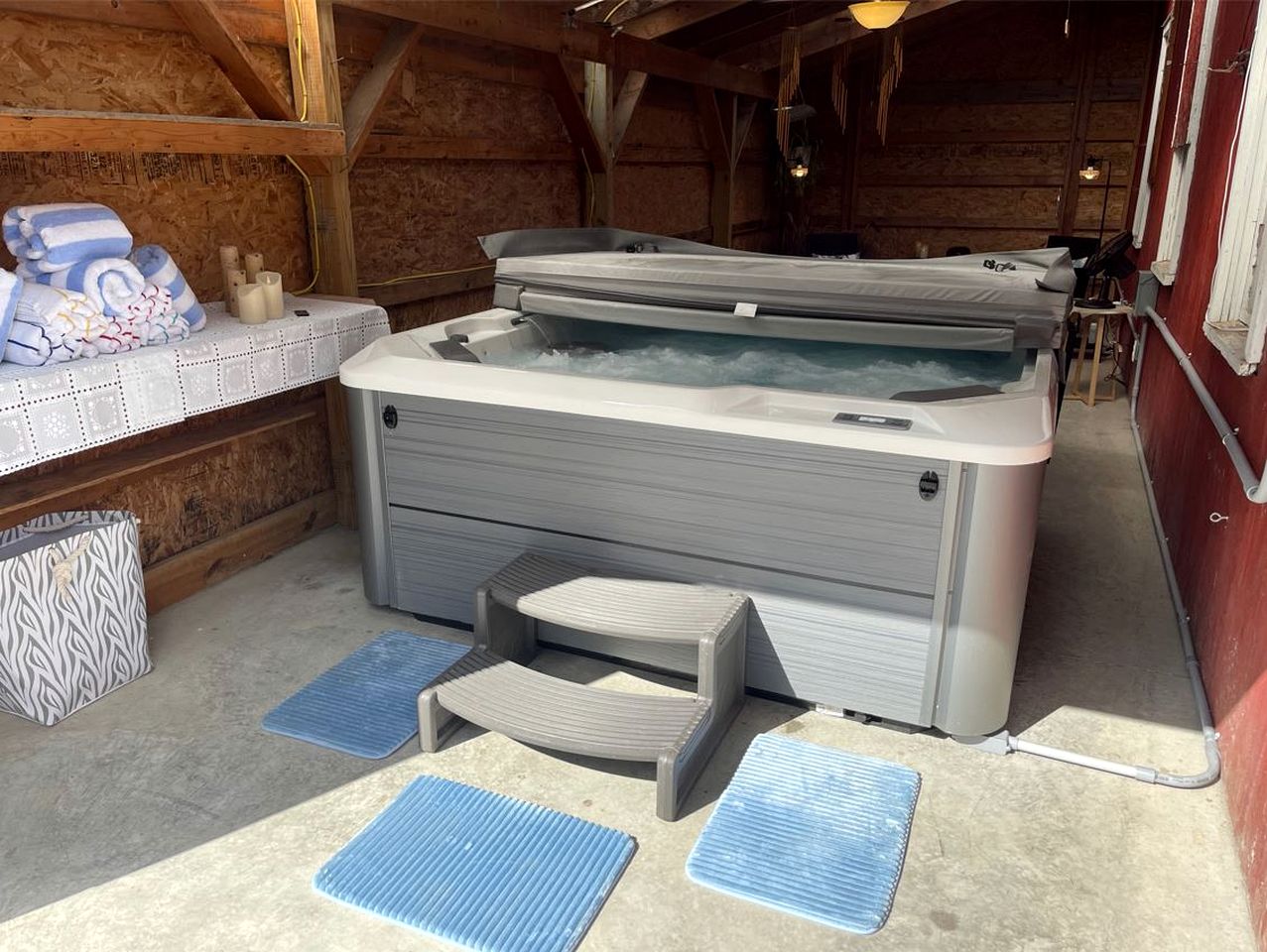 Restored Farmhouse with Hot-Tub in Penn Yan, New York