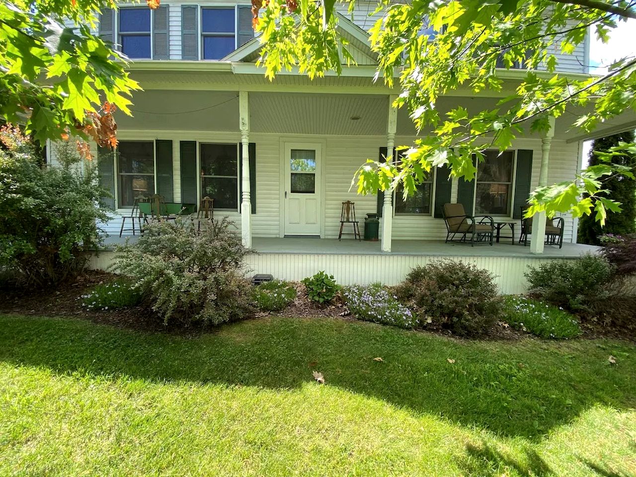 Restored Farmhouse with Hot-Tub in Penn Yan, New York