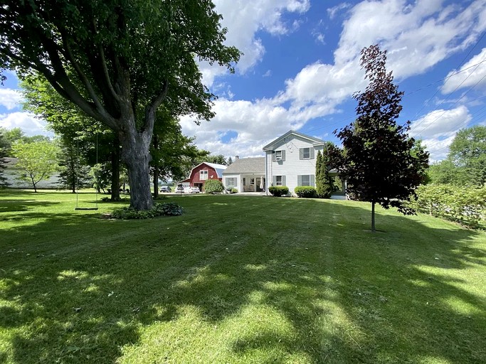 Restored Farmhouse with Hot-Tub in Penn Yan, New York