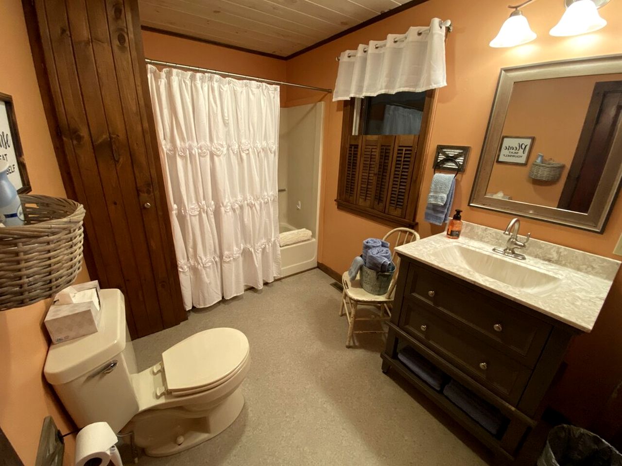 Restored Farmhouse with Hot-Tub in Penn Yan, New York
