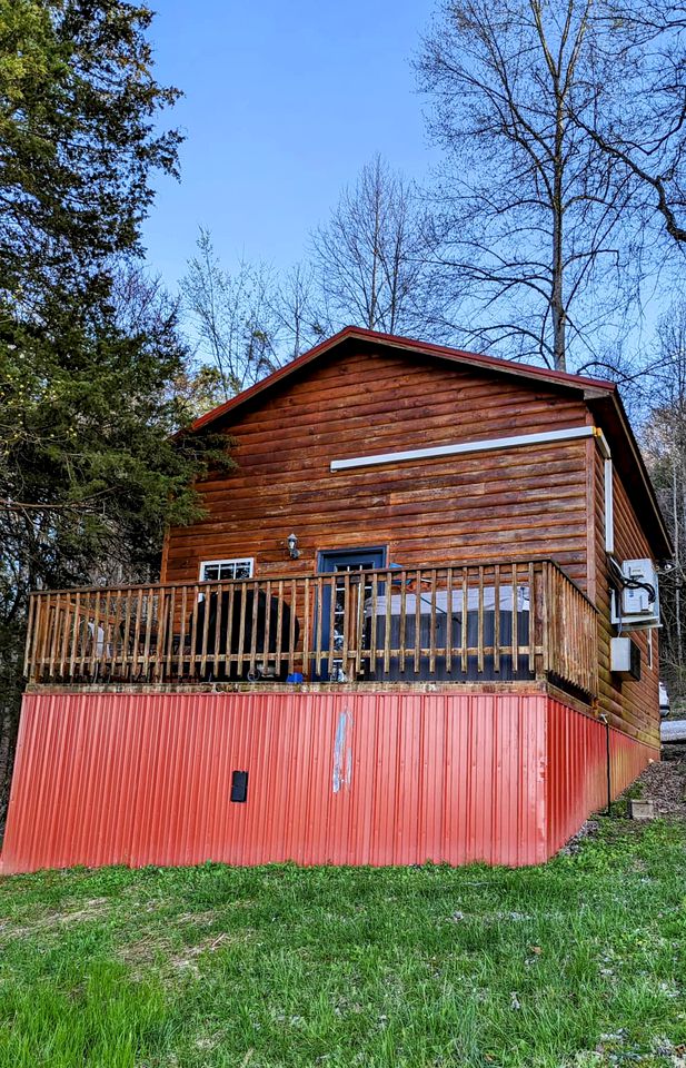 Sparta Serenity: Charming Cabin with Hot Tub and Scenic Farm Views in TN