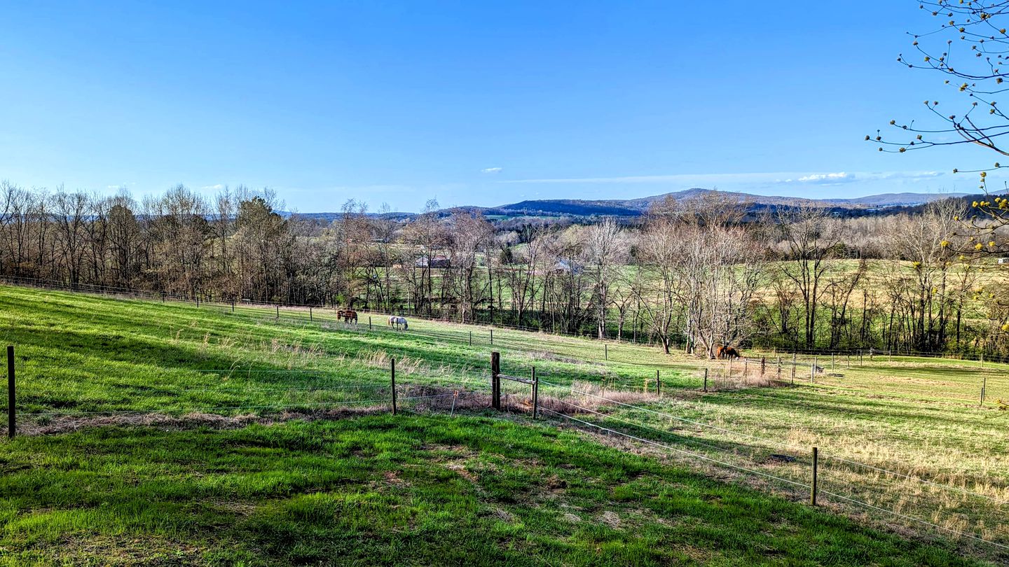 Sparta Serenity: Charming Cabin with Hot Tub and Scenic Farm Views in TN