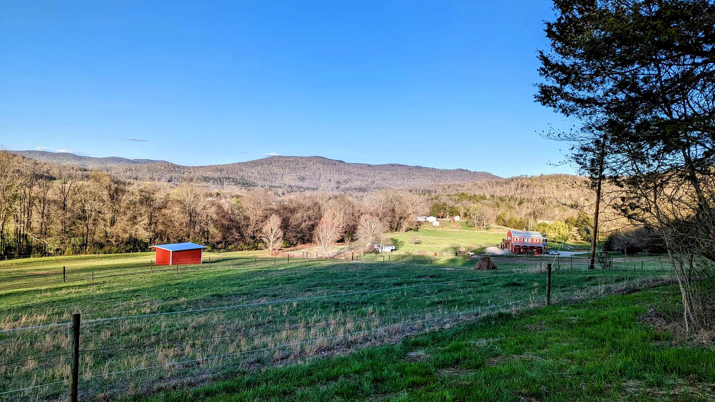 Sparta Serenity: Charming Cabin with Hot Tub and Scenic Farm Views in TN