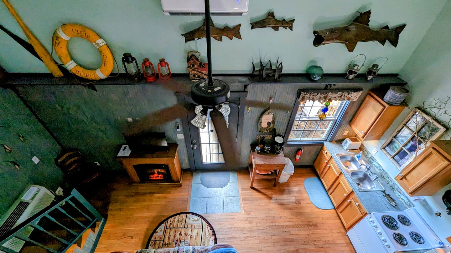 Sparta Serenity: Charming Cabin with Hot Tub and Scenic Farm Views in TN