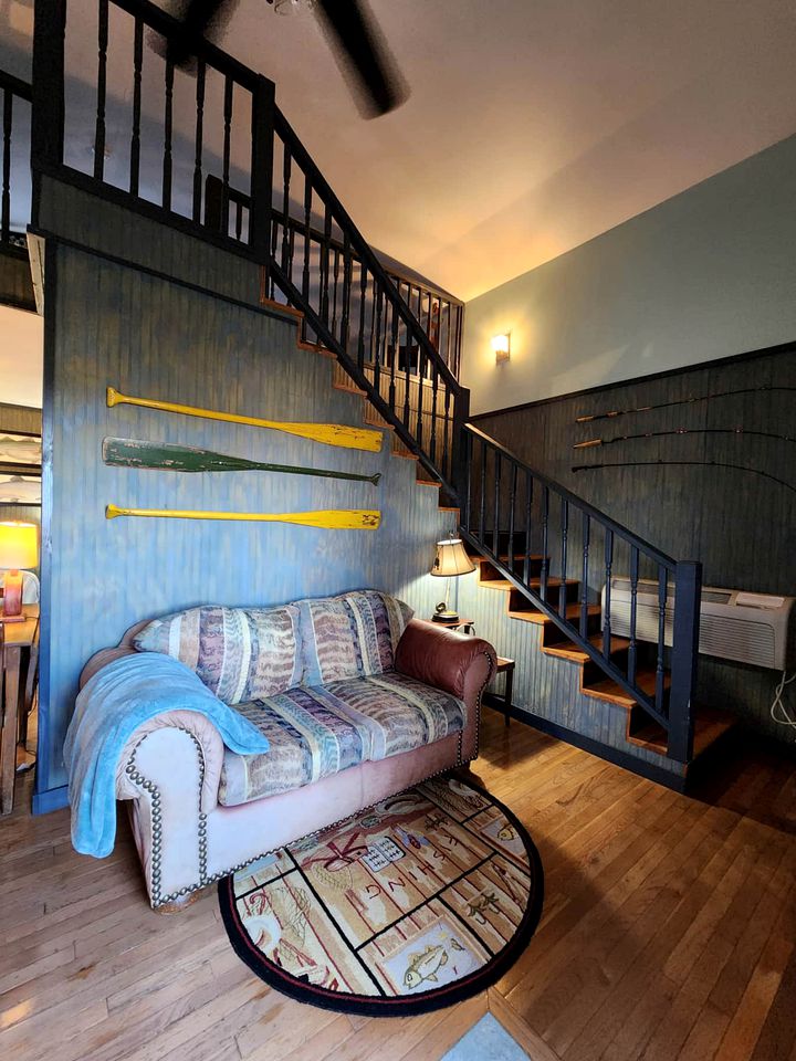 Sparta Serenity: Charming Cabin with Hot Tub and Scenic Farm Views in TN