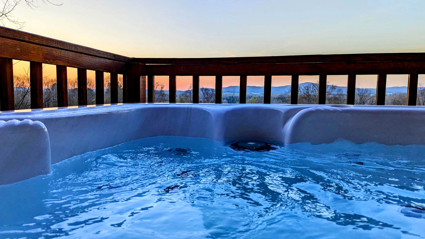 Sparta Serenity: Charming Cabin with Hot Tub and Scenic Farm Views in TN