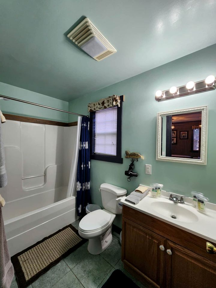 Sparta Serenity: Charming Cabin with Hot Tub and Scenic Farm Views in TN