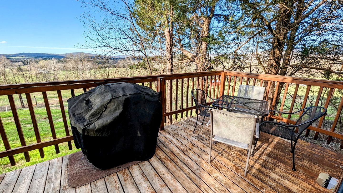 Sparta Serenity: Charming Cabin with Hot Tub and Scenic Farm Views in TN
