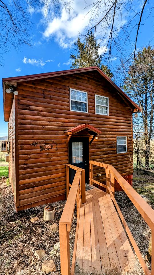 Sparta Serenity: Charming Cabin with Hot Tub and Scenic Farm Views in TN