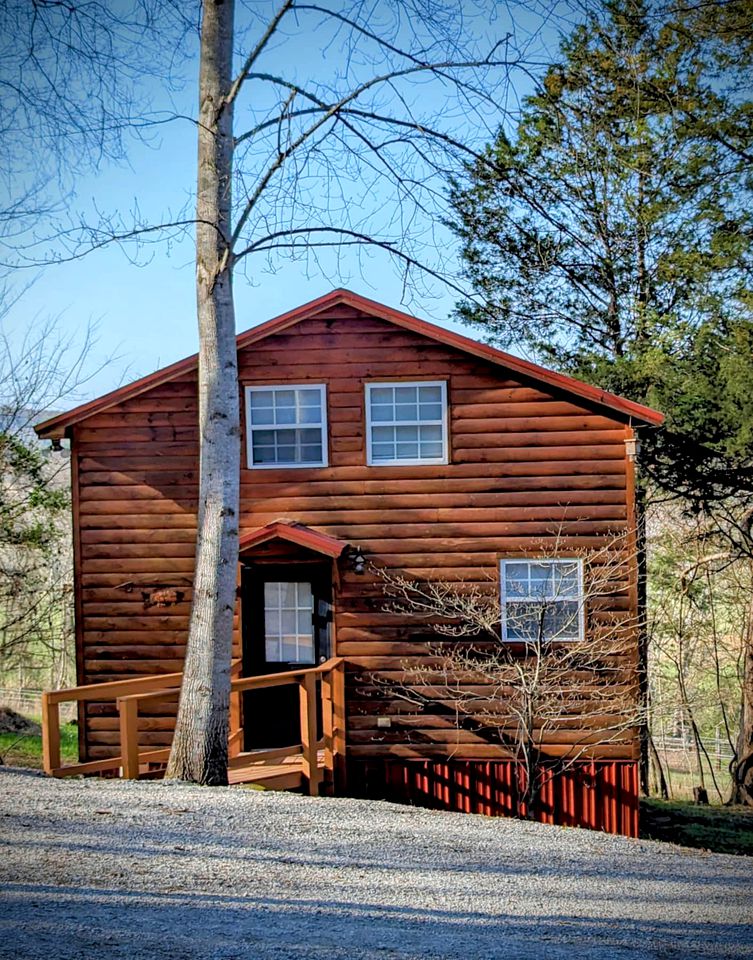 Sparta Serenity: Charming Cabin with Hot Tub and Scenic Farm Views in TN