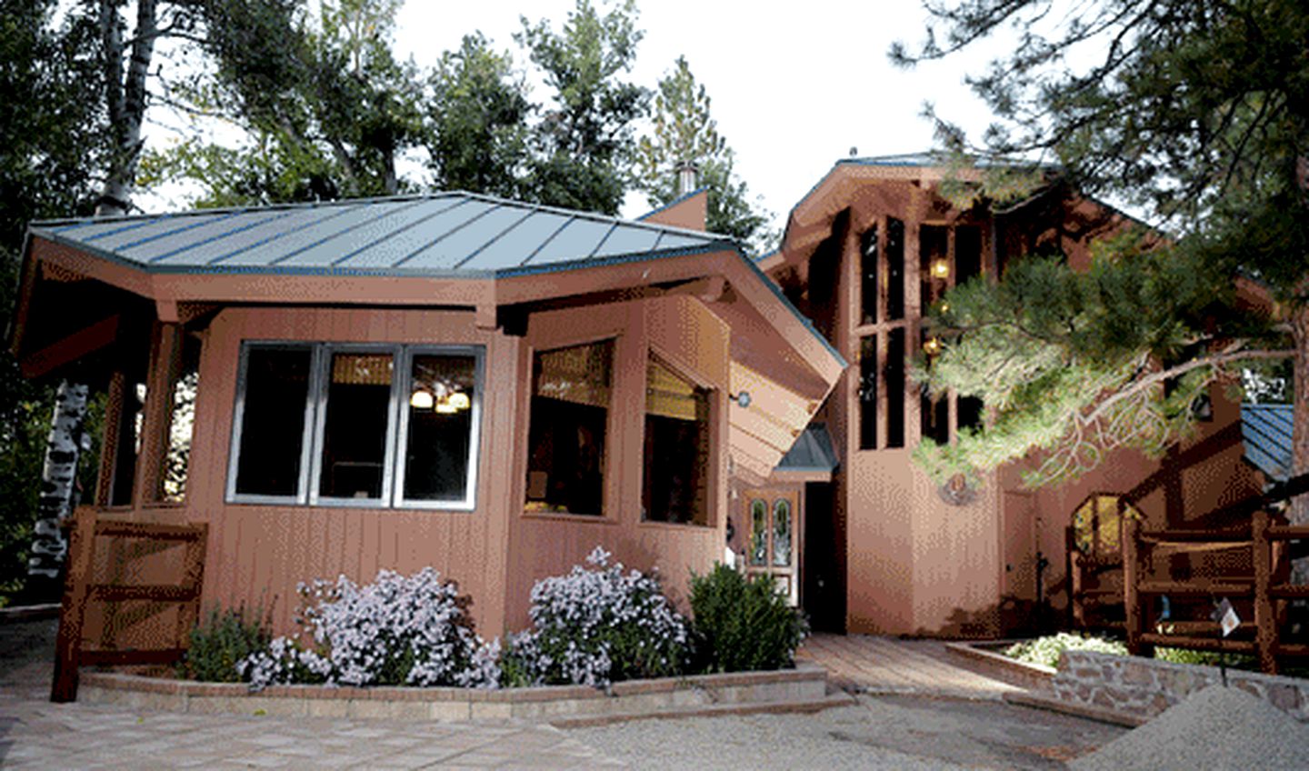 All-Inclusive Two-Story Ranch Cabin on the Banks of Antelope Lake, Northern California