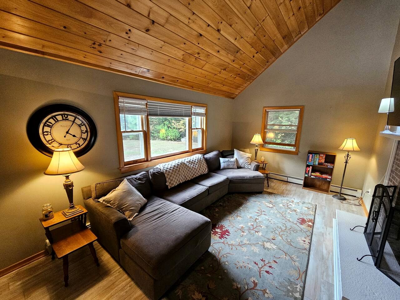 Spacious Mountain Cabin with Hot Tub & Fire Pit near White Mountains, New Hampshire