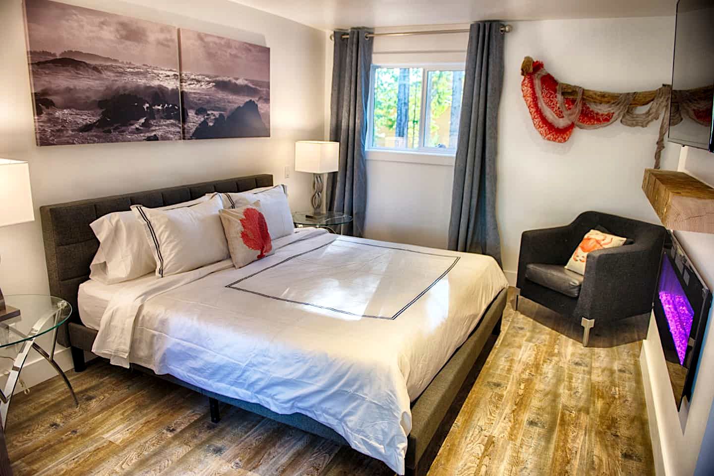 Gorgeous Suite with Spectacular Harbor Views for Tranquil Weekend Getaway near Tofino, British Columbia