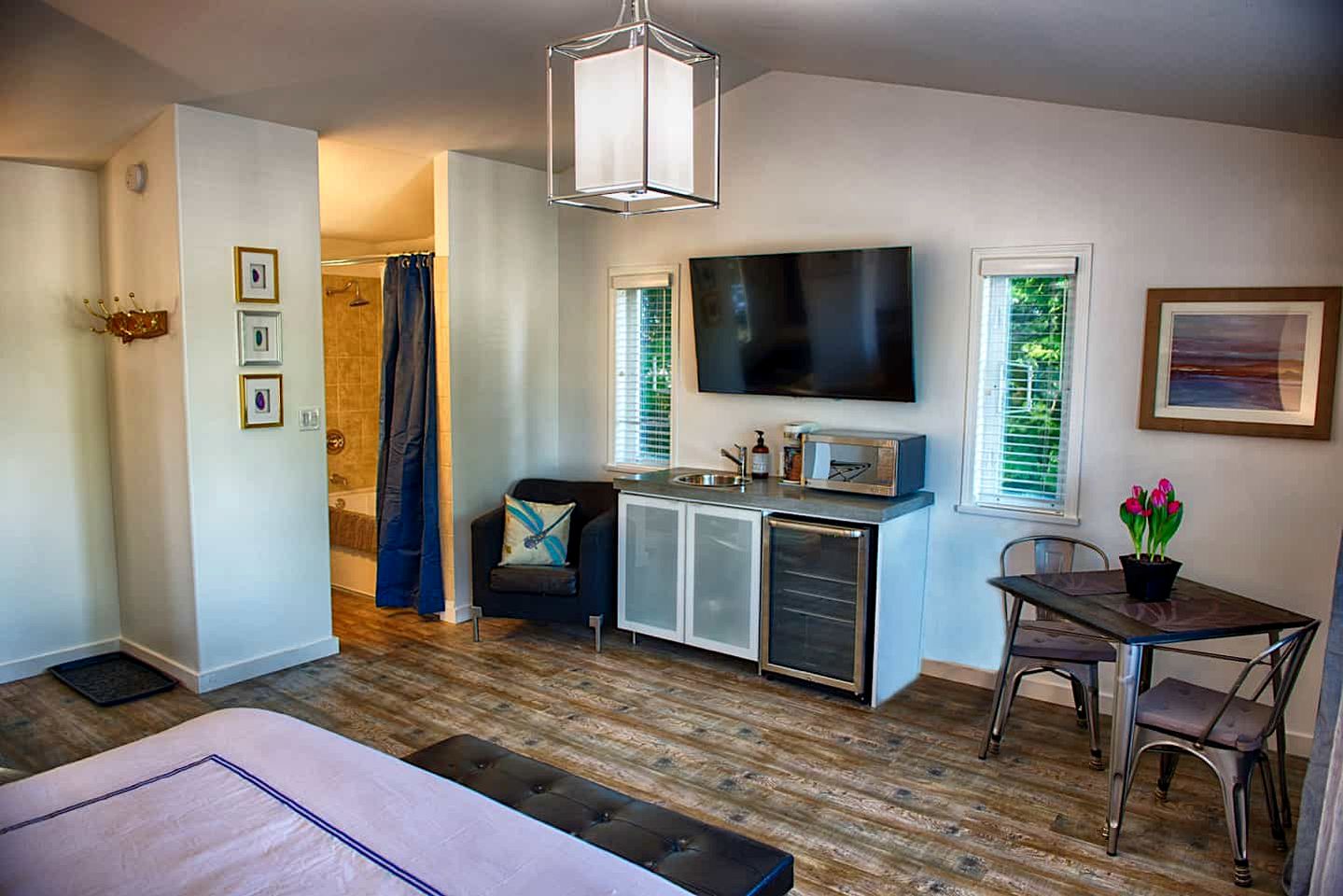 Gorgeous Suite with Spectacular Harbor Views for Tranquil Weekend Getaway near Tofino, British Columbia