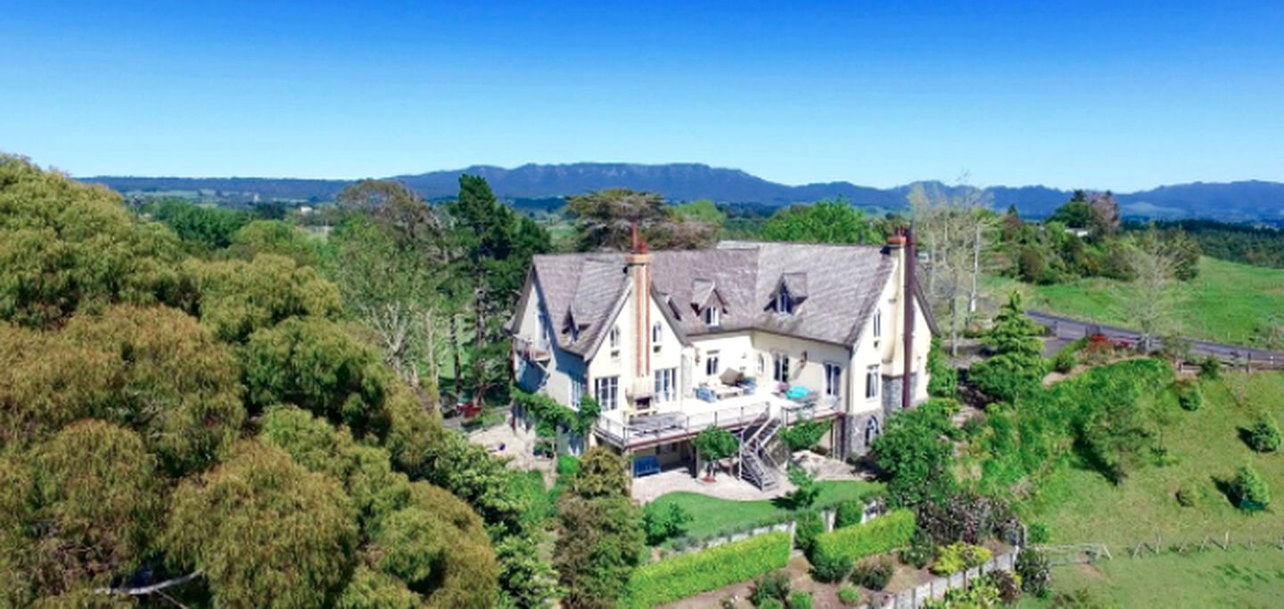 Elegant Room Rental Overlooking the Bay of Plenty, New Zealand