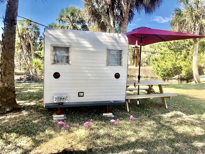 Caravans (United States of America, Weeki Wachee, Florida)