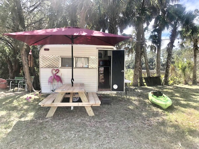Caravans (United States of America, Weeki Wachee, Florida)