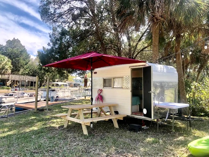 Caravans (United States of America, Weeki Wachee, Florida)