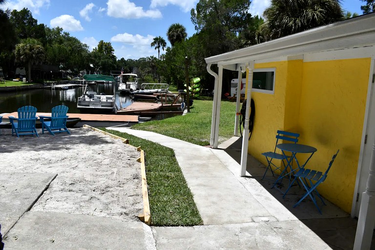 Caravans (United States of America, Weeki Wachee, Florida)