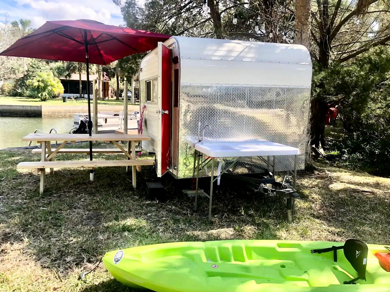 Picturesque Camper with Kayak Provided in Weeki Wachee, Florida