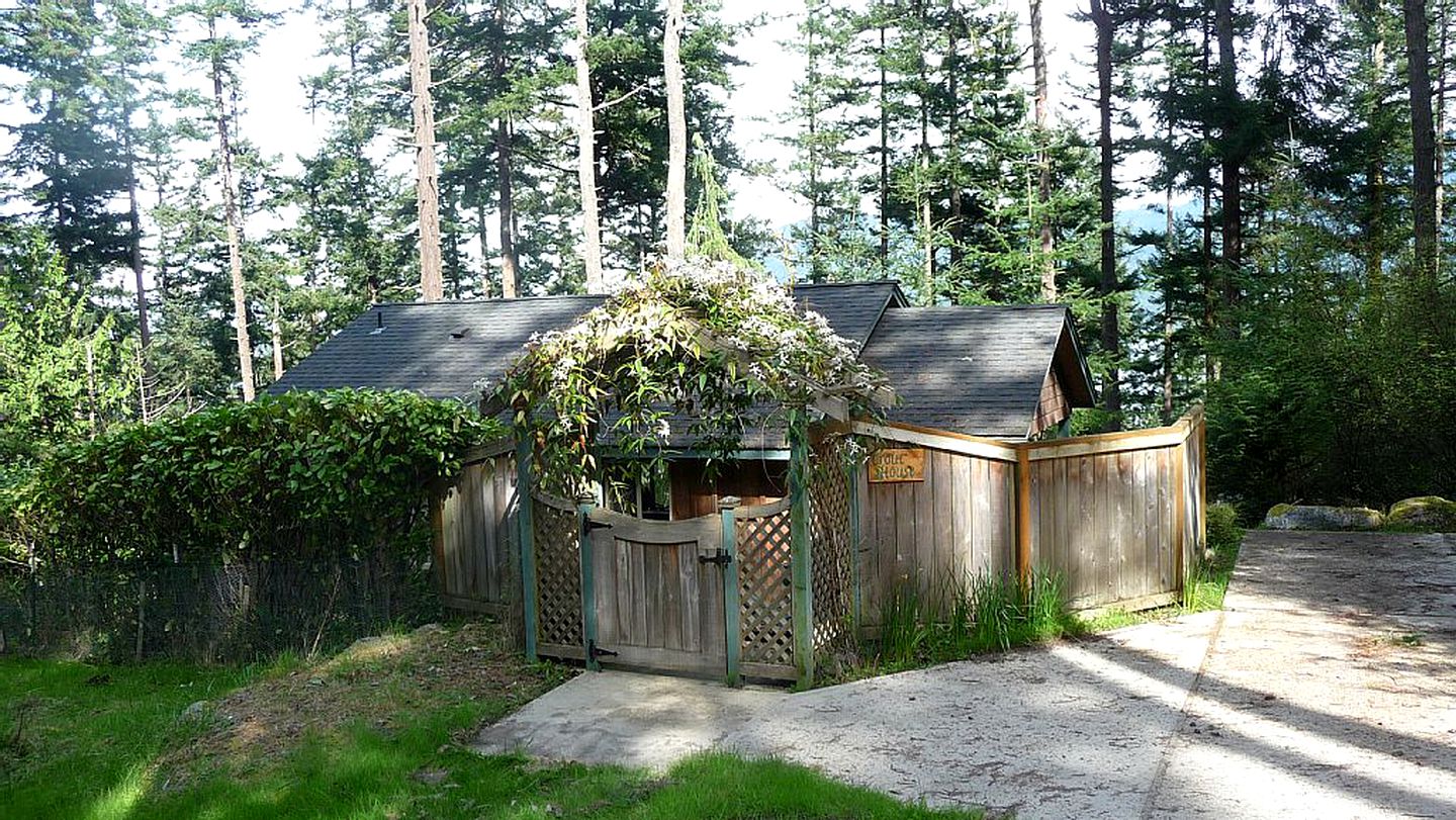 Waterfront Cabin Rental with a Full Kitchen on Orcas Island in Washington