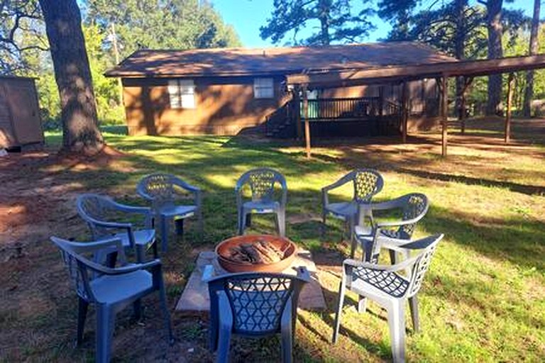Delightful Cottage with Fire Pit, Screened Equipped Porch and Lake Views in Texas