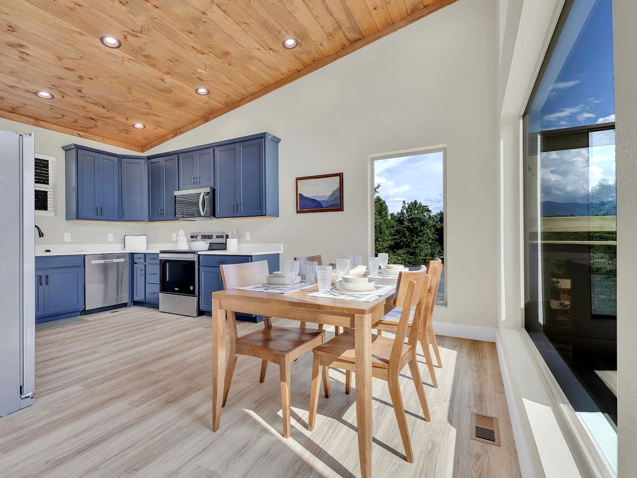 Modern Mountain-Top Chalet with Glass-Wall Views near Dollywood in Pigeon Forge, Tennessee