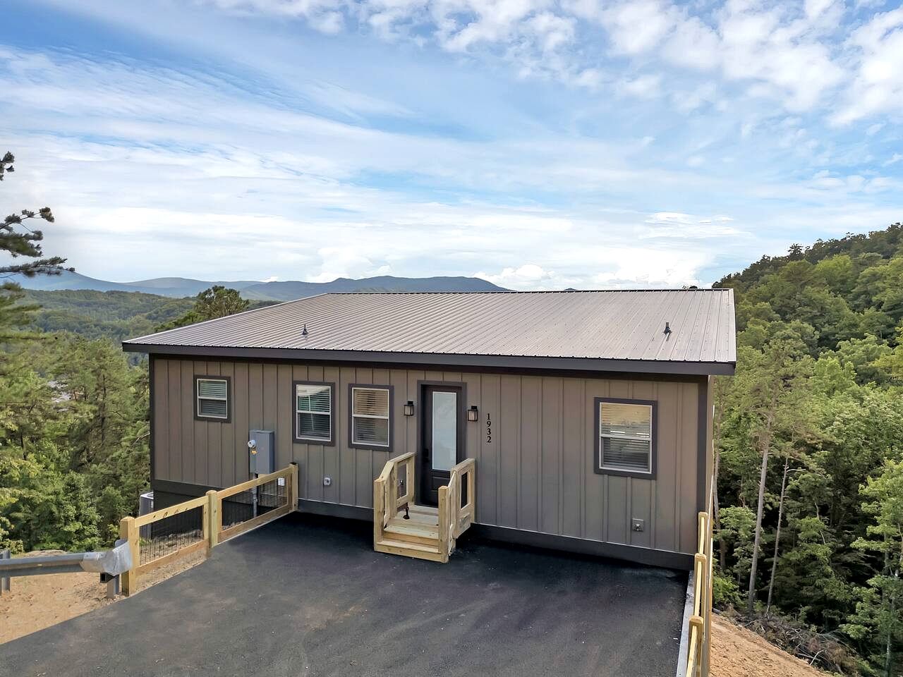 Modern Mountain-Top Chalet with Glass-Wall Views near Dollywood in Pigeon Forge, Tennessee