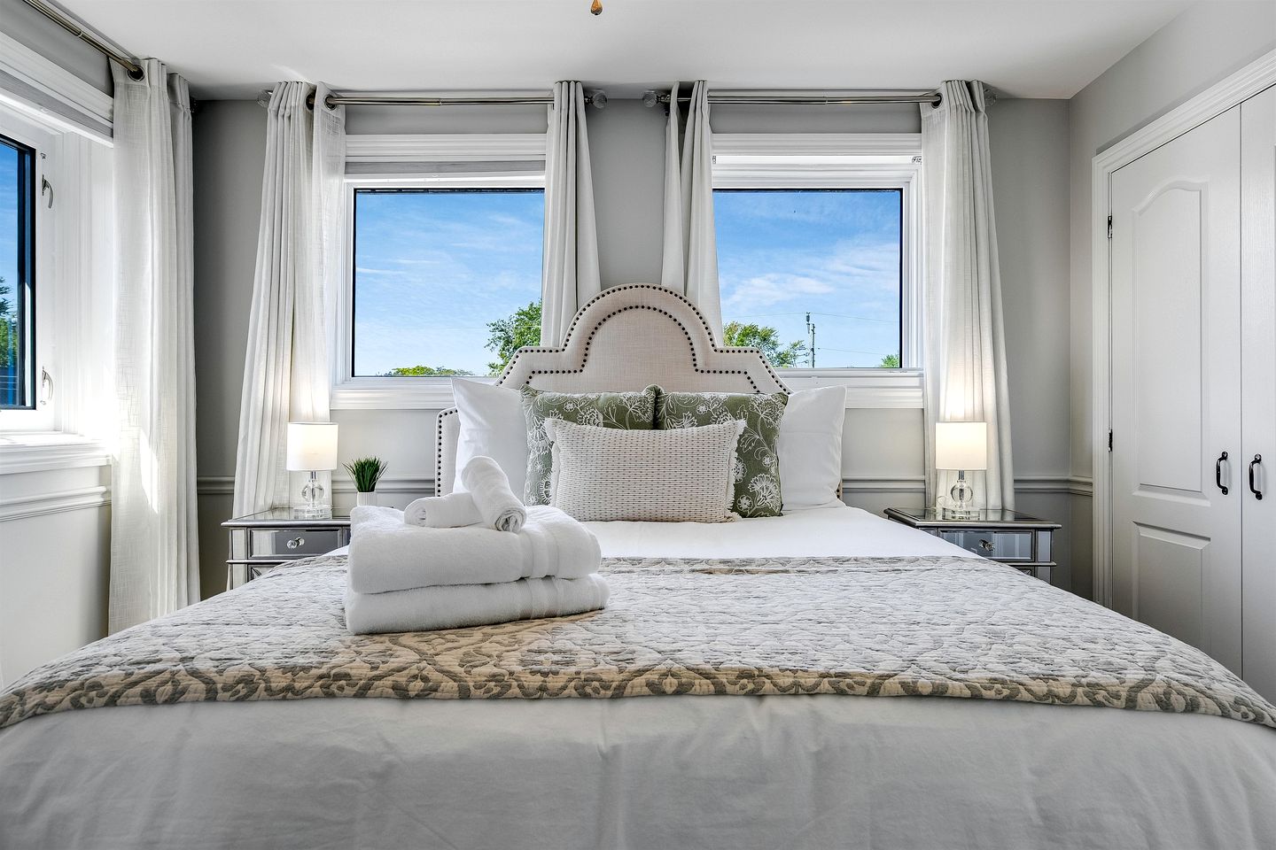 Luxury Waterfront Estate with Beach Access and Expansive Grounds in Ontario, Canada