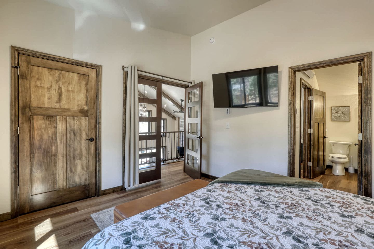 Luxury Black Hills Chalet with Hot Tub Near Mount Rushmore, Keystone SD
