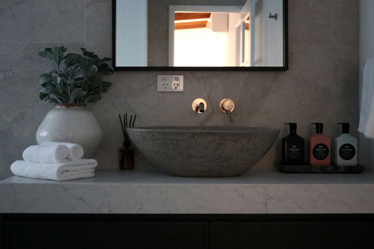 Stunning Cabin with a Private Hot Tub and Views of Bunya Mountain, Perfect for a Queensland Getaway