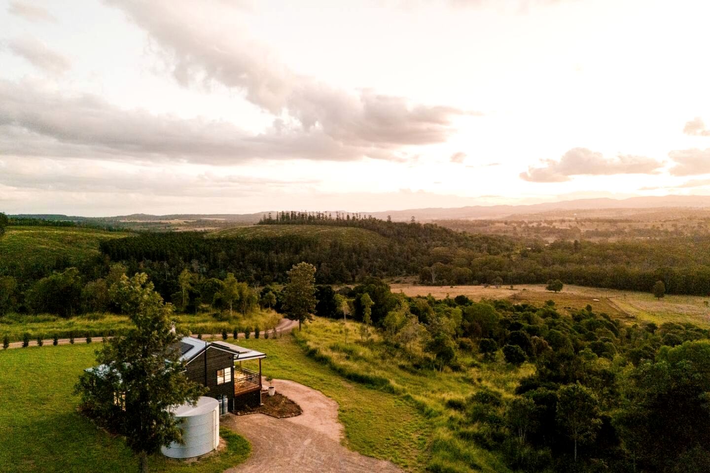 Stunning Cabin with a Private Hot Tub and Views of Bunya Mountain, Perfect for a Queensland Getaway