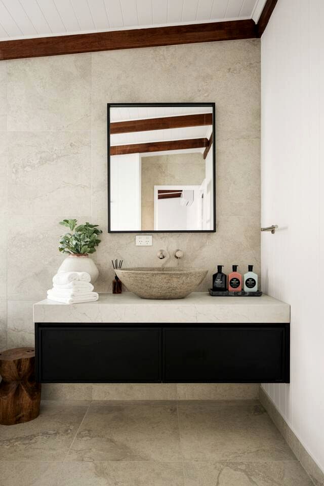 Stunning Cabin with a Private Hot Tub and Views of Bunya Mountain, Perfect for a Queensland Getaway