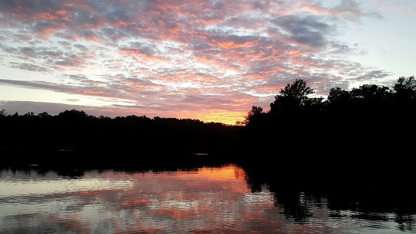 Cozy Lakeside Cabin Rental on 700-Acre Ranch near Dallas, Texas