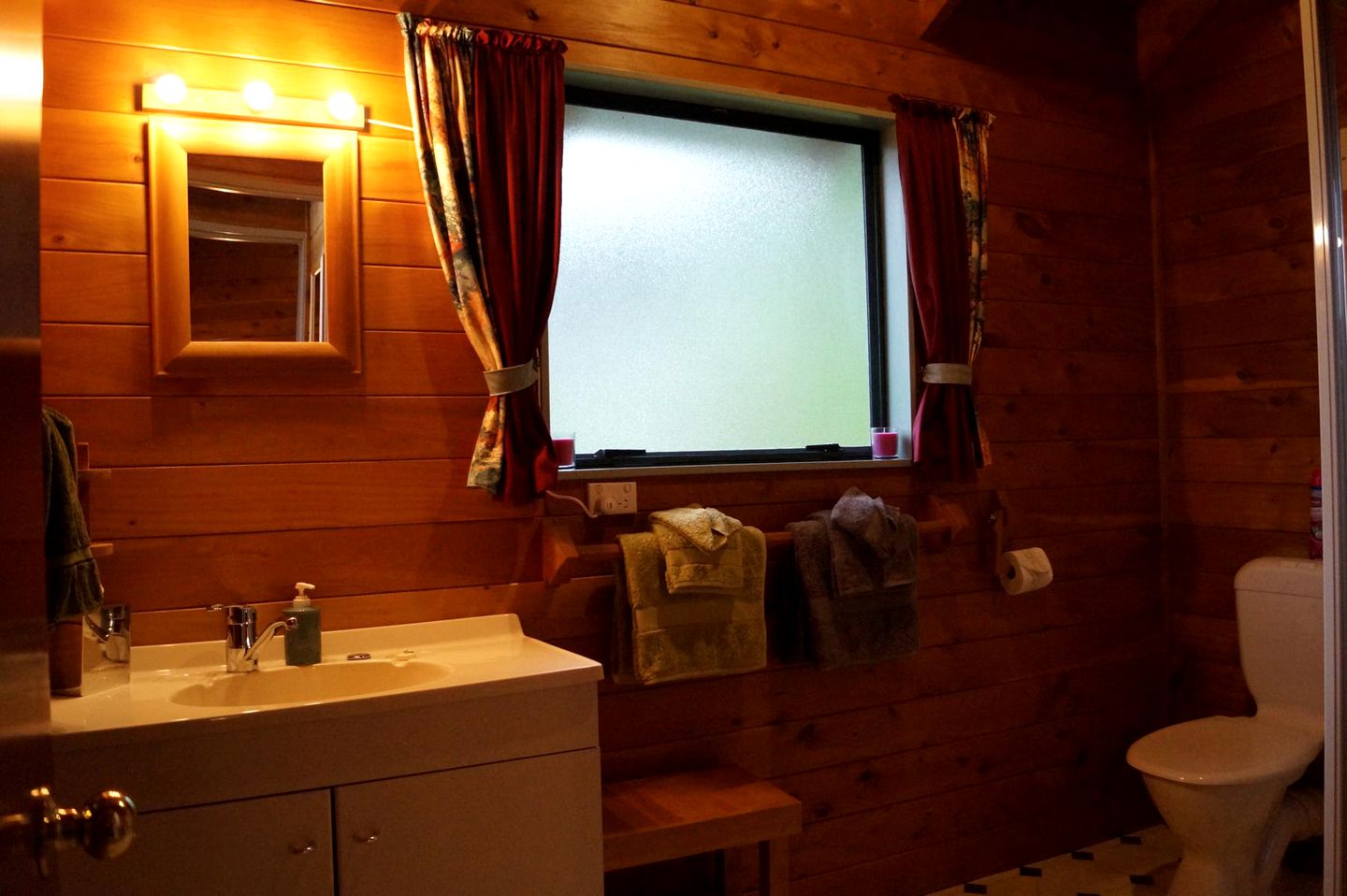 Spacious Vacation Rental with Spectacular Views near Eskdale in Hawke's Bay, New Zealand