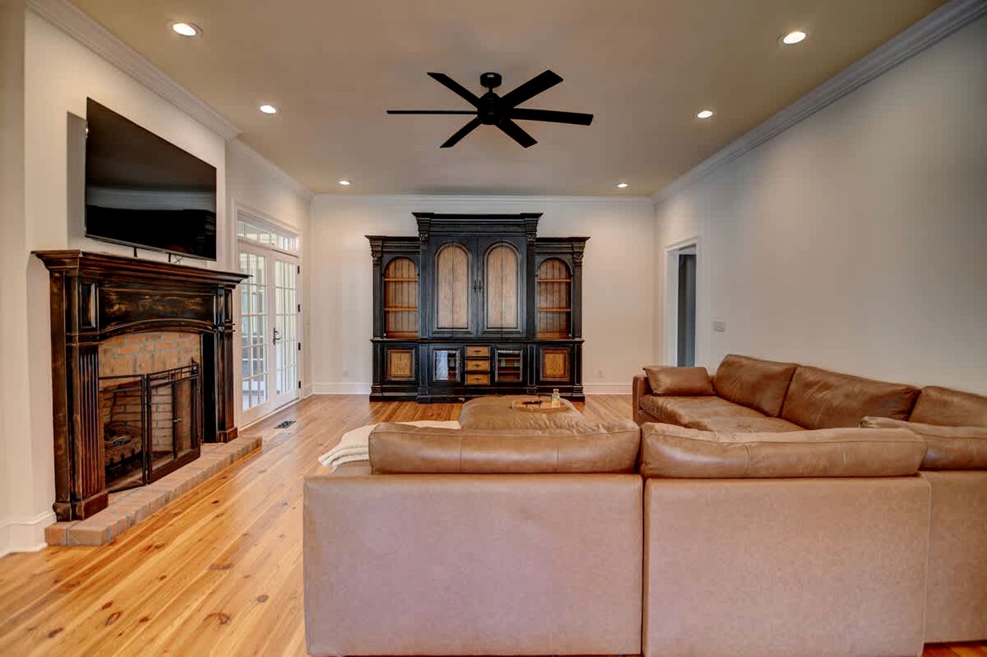Luxurious Secluded Vineyard Estate with Private 32-Acre Vineyard & Fireplace Porch near Downtown Nashville, Georgia