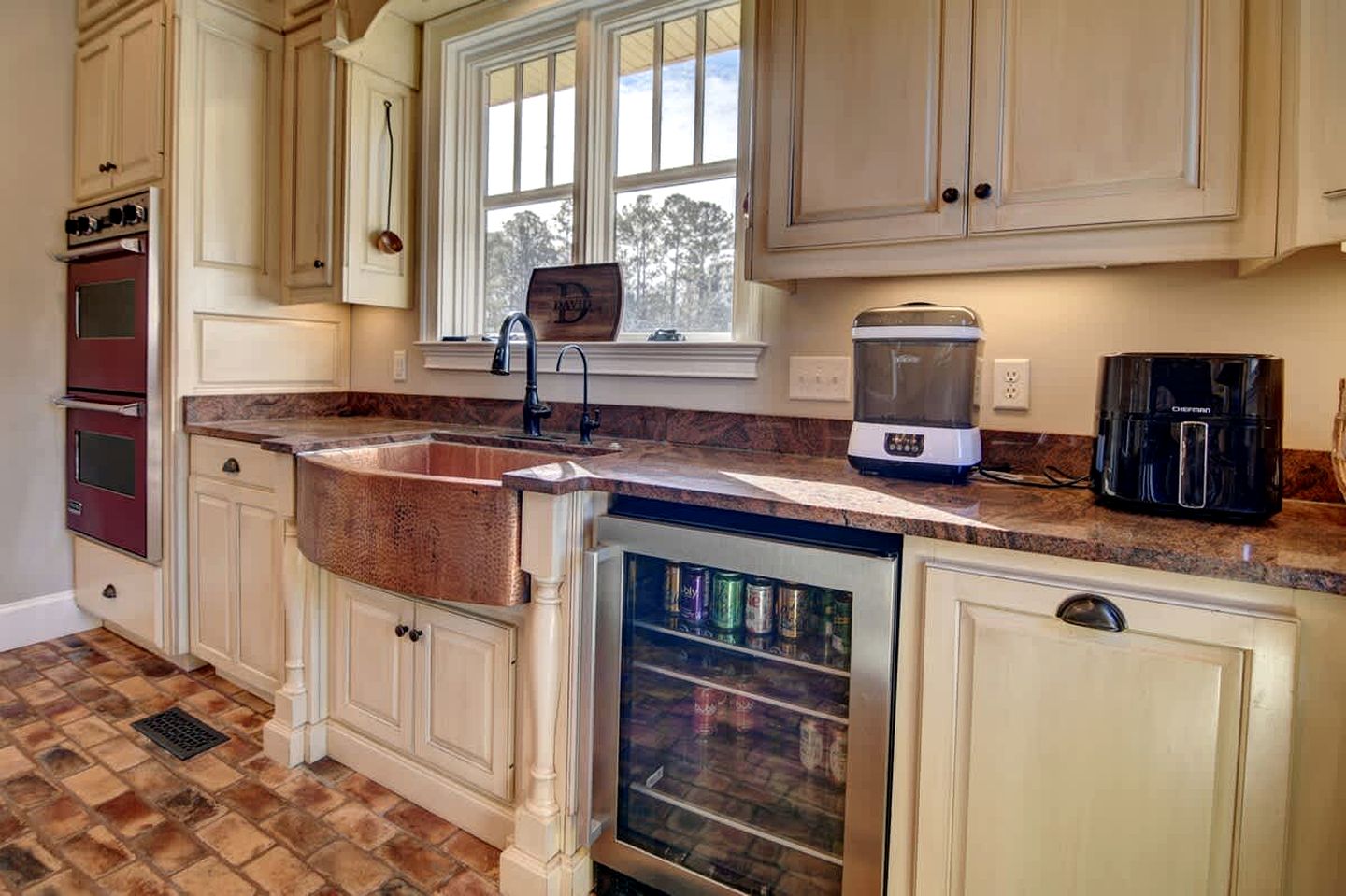 Luxurious Secluded Vineyard Estate with Private 32-Acre Vineyard & Fireplace Porch near Downtown Nashville, Georgia