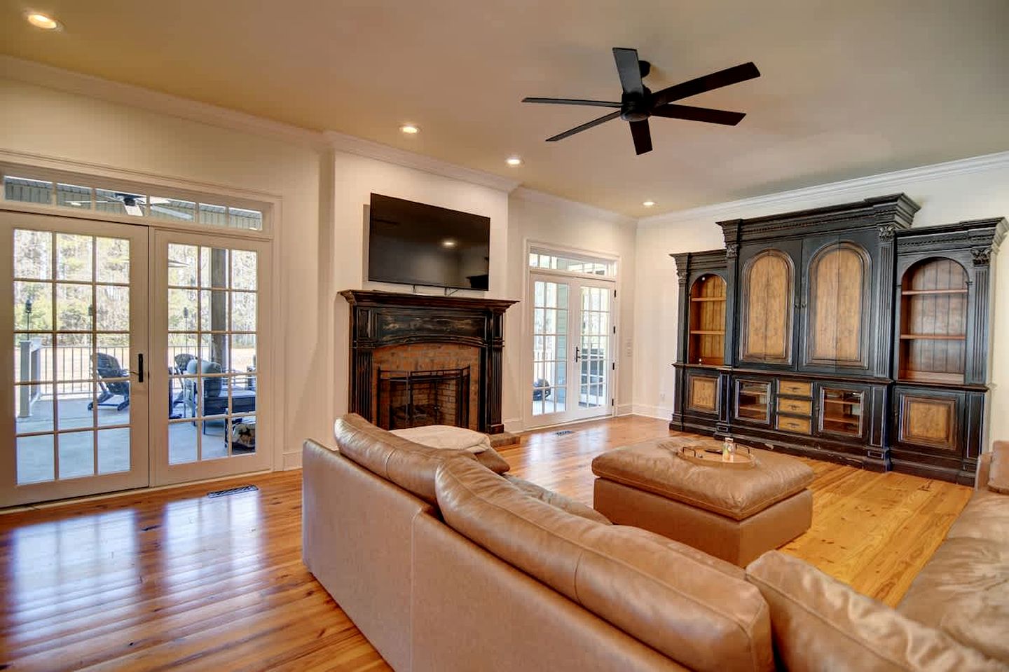 Luxurious Secluded Vineyard Estate with Private 32-Acre Vineyard & Fireplace Porch near Downtown Nashville, Georgia