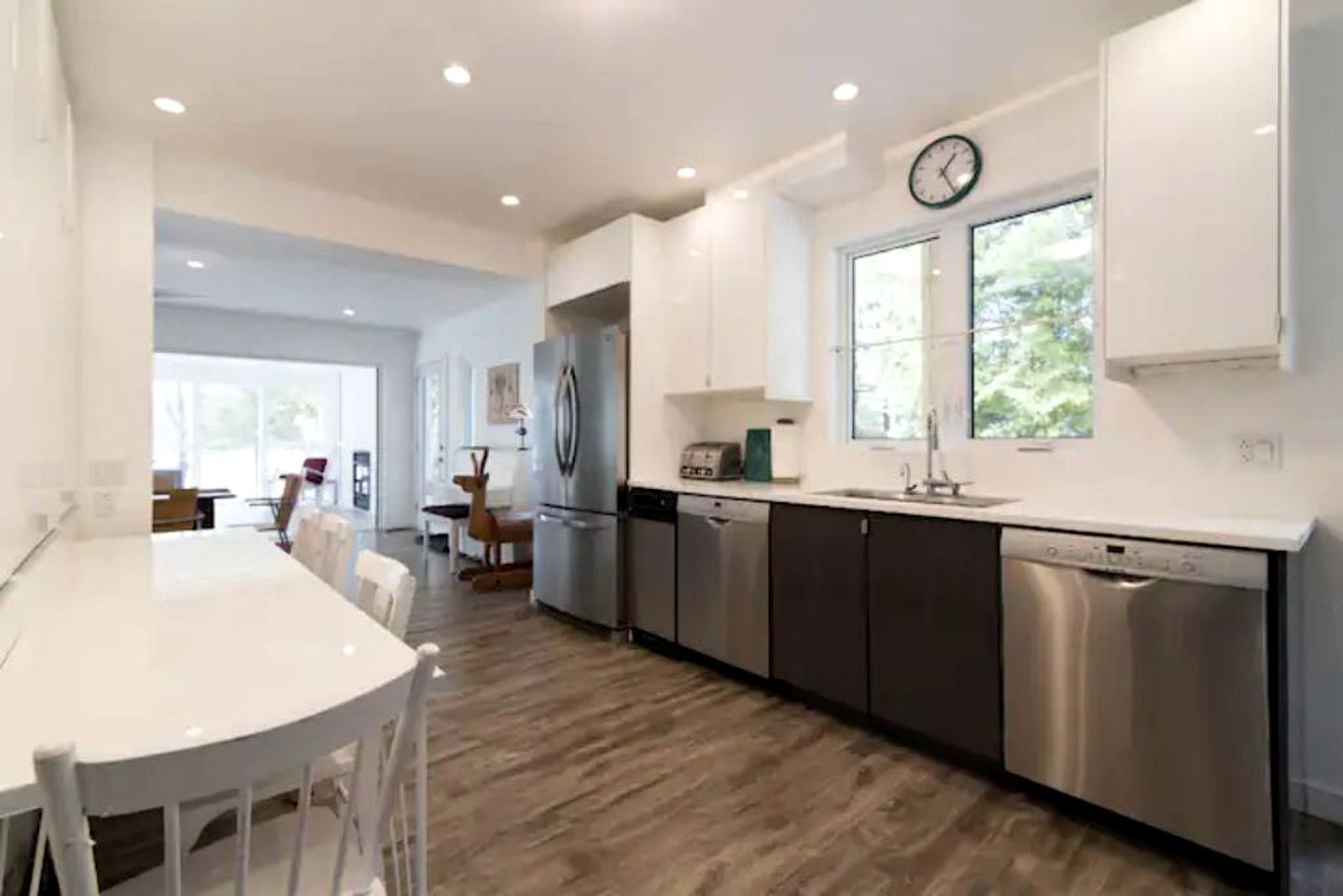 Renovated Waterfront Cabin Perfect for Big Groups in Ontario