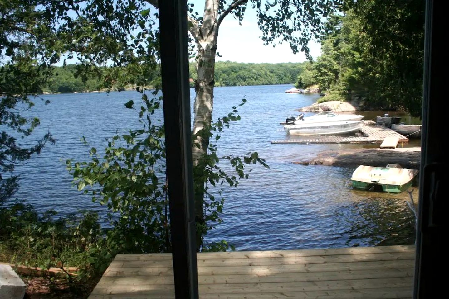 Renovated Waterfront Cabin Perfect for Big Groups in Ontario