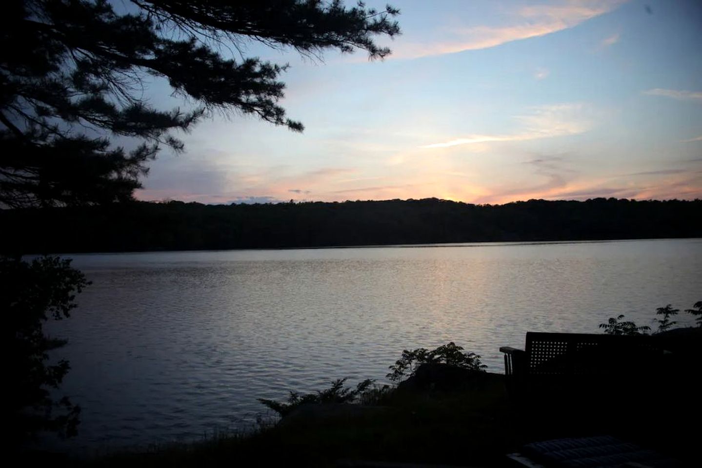 Renovated Waterfront Cabin Perfect for Big Groups in Ontario