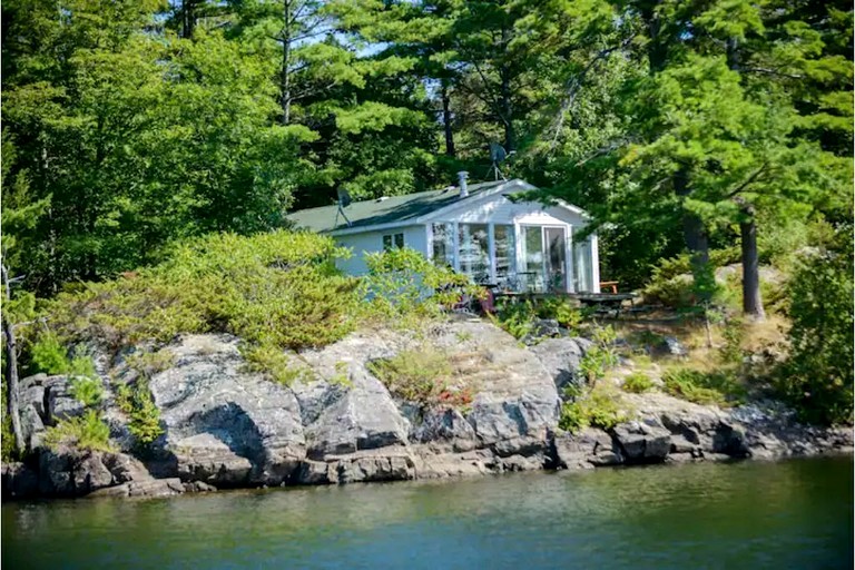 Renovated Waterfront Cabin Perfect for Big Groups in Ontario