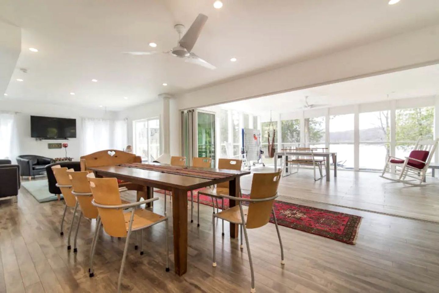 Renovated Waterfront Cabin Perfect for Big Groups in Ontario