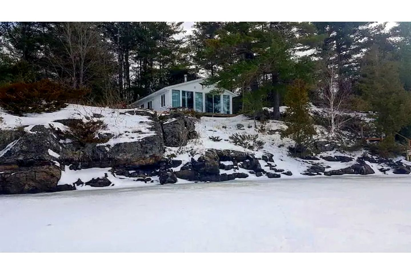 Renovated Waterfront Cabin Perfect for Big Groups in Ontario