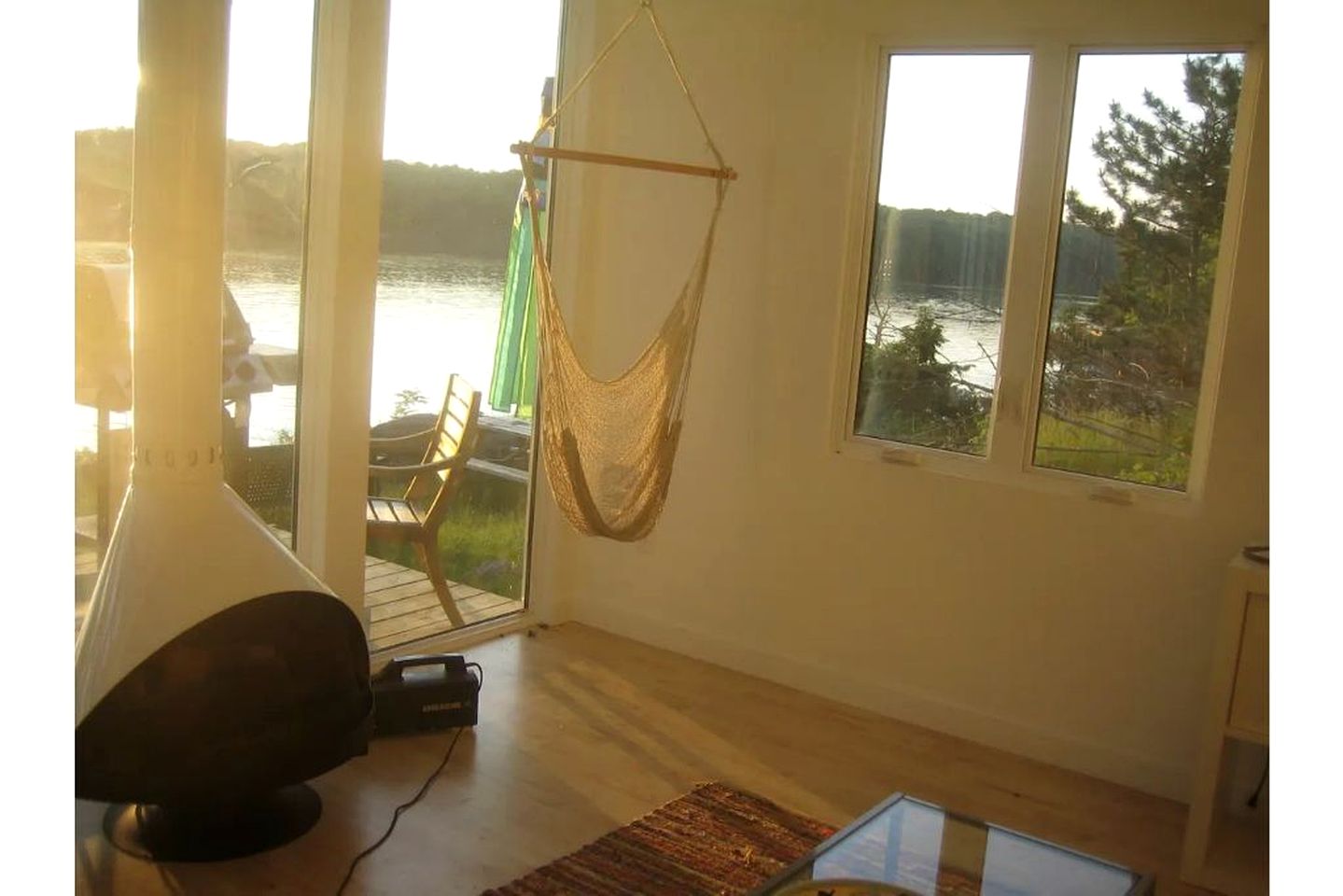 Renovated Waterfront Cabin Perfect for Big Groups in Ontario