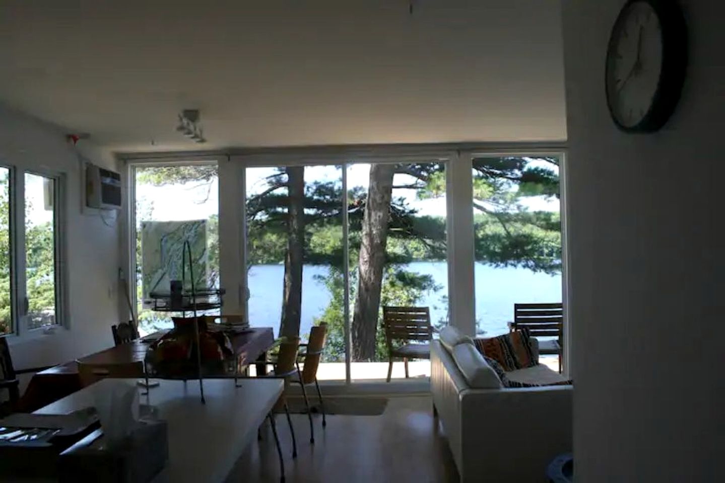 Renovated Waterfront Cabin Perfect for Big Groups in Ontario