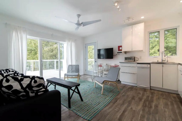 Villas (Canada, Godfrey, Ontario)